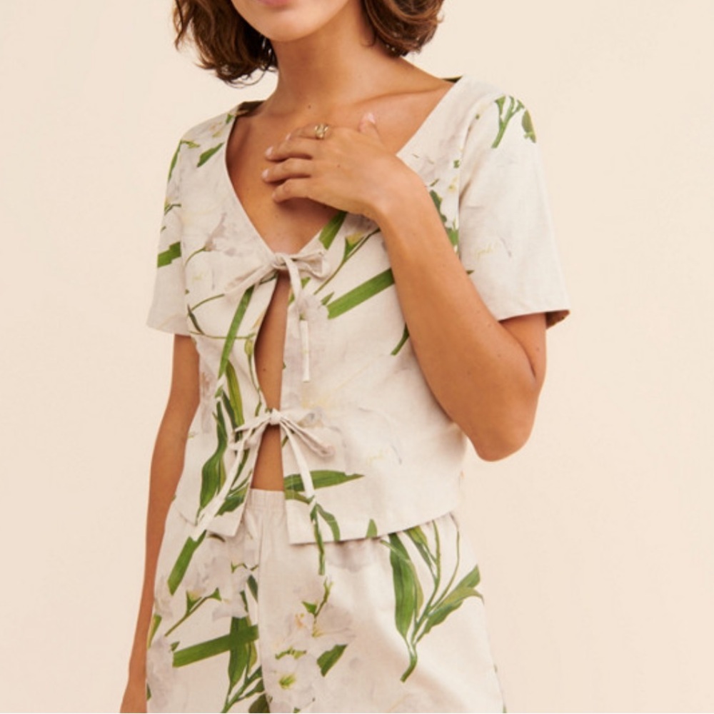 Lisa Says Gah Linen Floral Capri Top